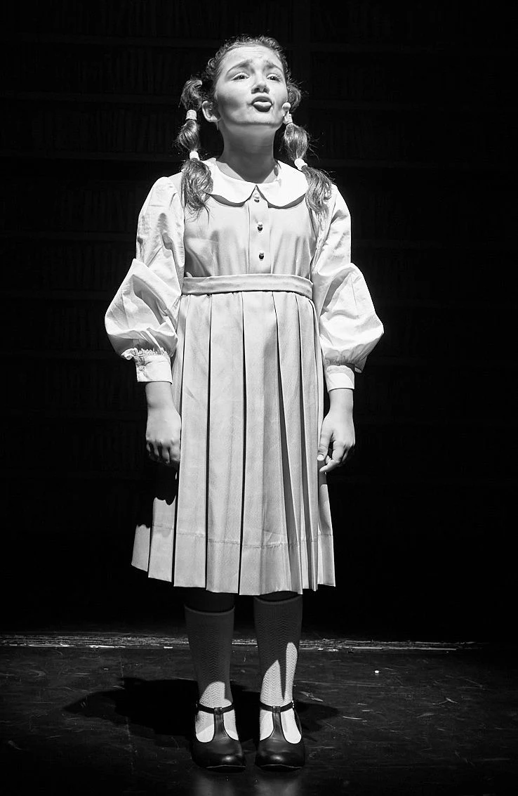 Iarina &icirc;n Matilda The Musical, fotografie alb-negru de pe scenă