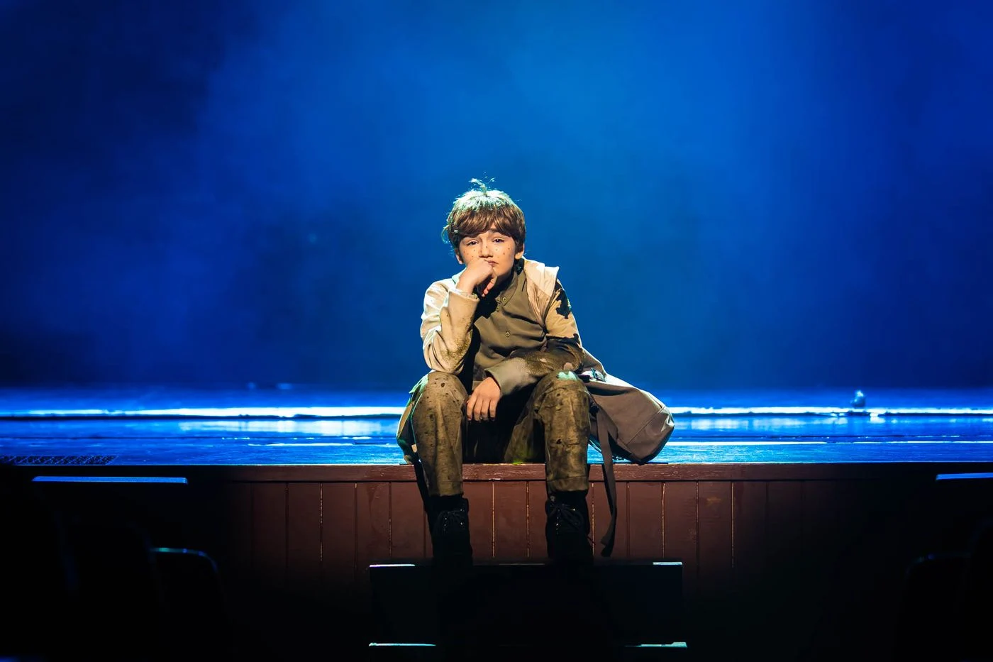Charlie Bucket, moment de reflecție &icirc;n lumina albastră a scenei