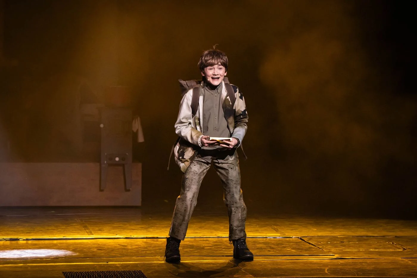 Iarina &icirc;n costumul lui Charlie Bucket, &icirc;n fabrica de ciocolată