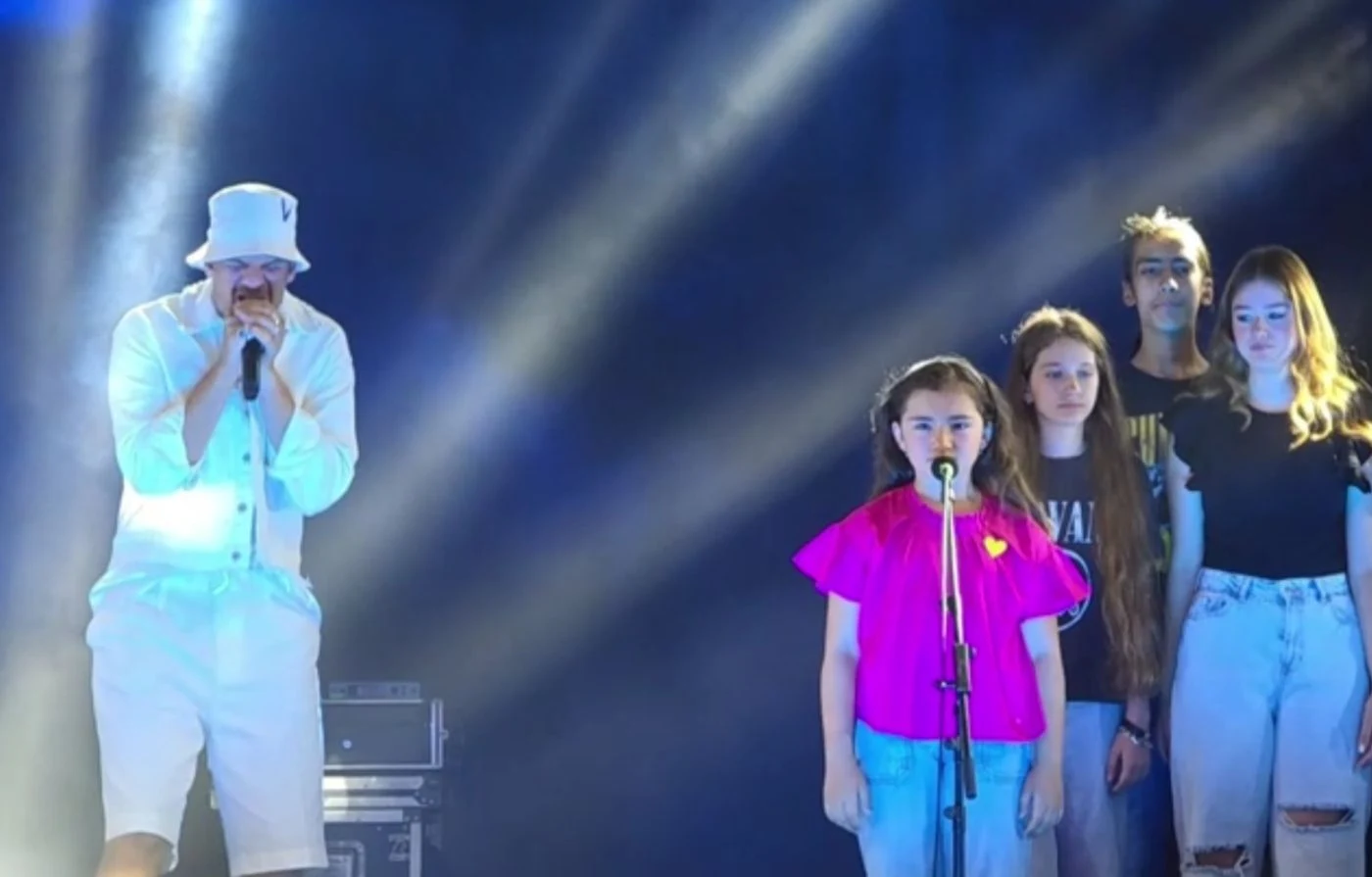 Cor cu Dor, interpretare live la microfon &icirc;n luminile scenei
