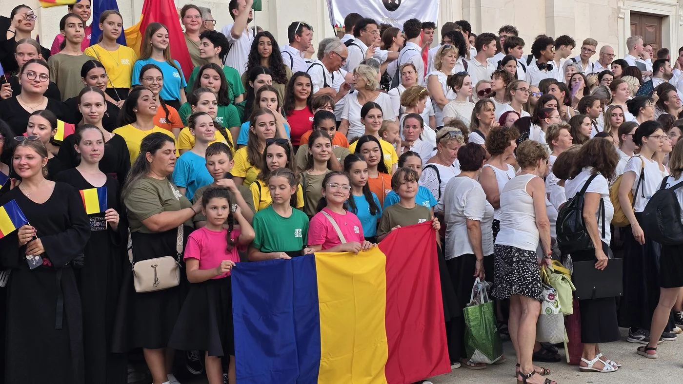 Cor cu Dor &icirc;n turneu internațional, alături de drapelul Rom&acirc;niei